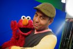 Tony Dandrades graba junto a "Elmo" en Plaza Sésamo