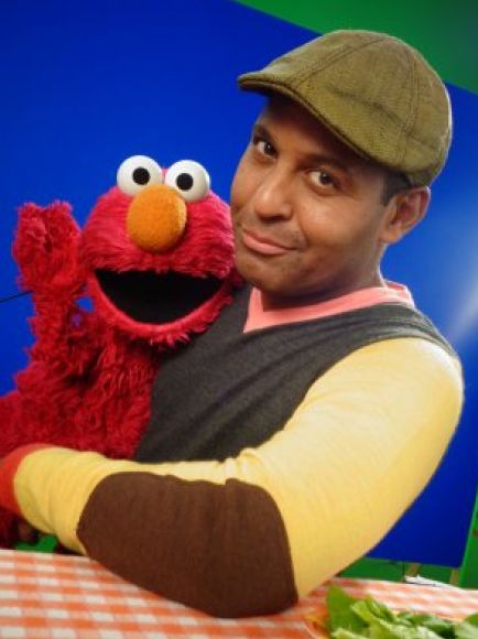 Tony Dandrades graba junto a "Elmo" en Plaza Sésamo