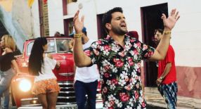 Marlon Fernández graba video en Cuba