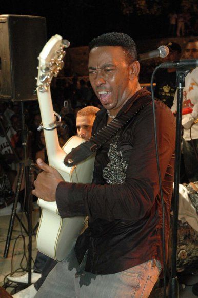 Anthony Santos firma contrato con Premium Latin Music